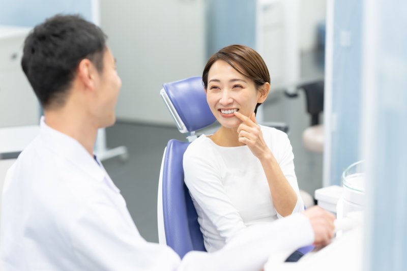 Patient talking to Korean-speaking dentist